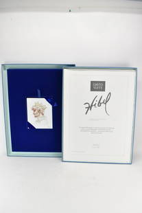 Limited Edition Edna Hibel David Suite Portfolio: Limited Edition Edna Hibel David Suite Portfolio. This edition has six lithographs on rice paper by Torinoko and is edition 158 of 375 Used condition Hard case size 29 1/4" x 22"