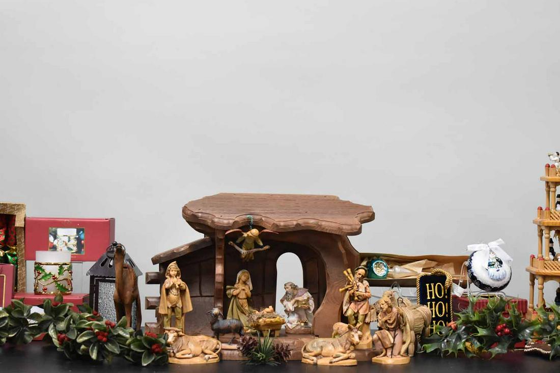 Large Group of Assorted Christmas (1 of 9)