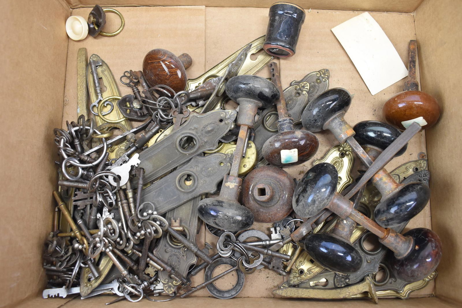 Assorted Door Hardware and Keys (1 of 6)