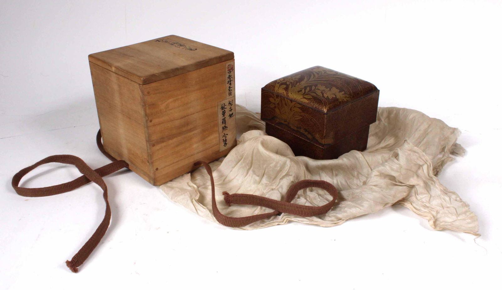 Japanese Gold and Black Lacquerware Lidded Box (1 of 4)