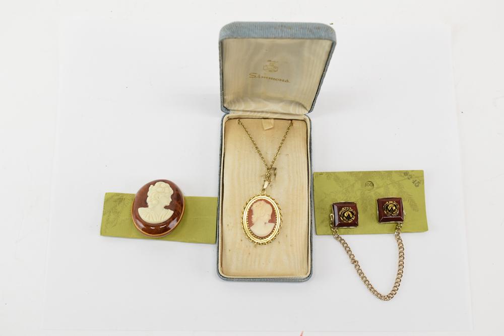 Unmarked Gold Cameo Necklace (1 of 7)