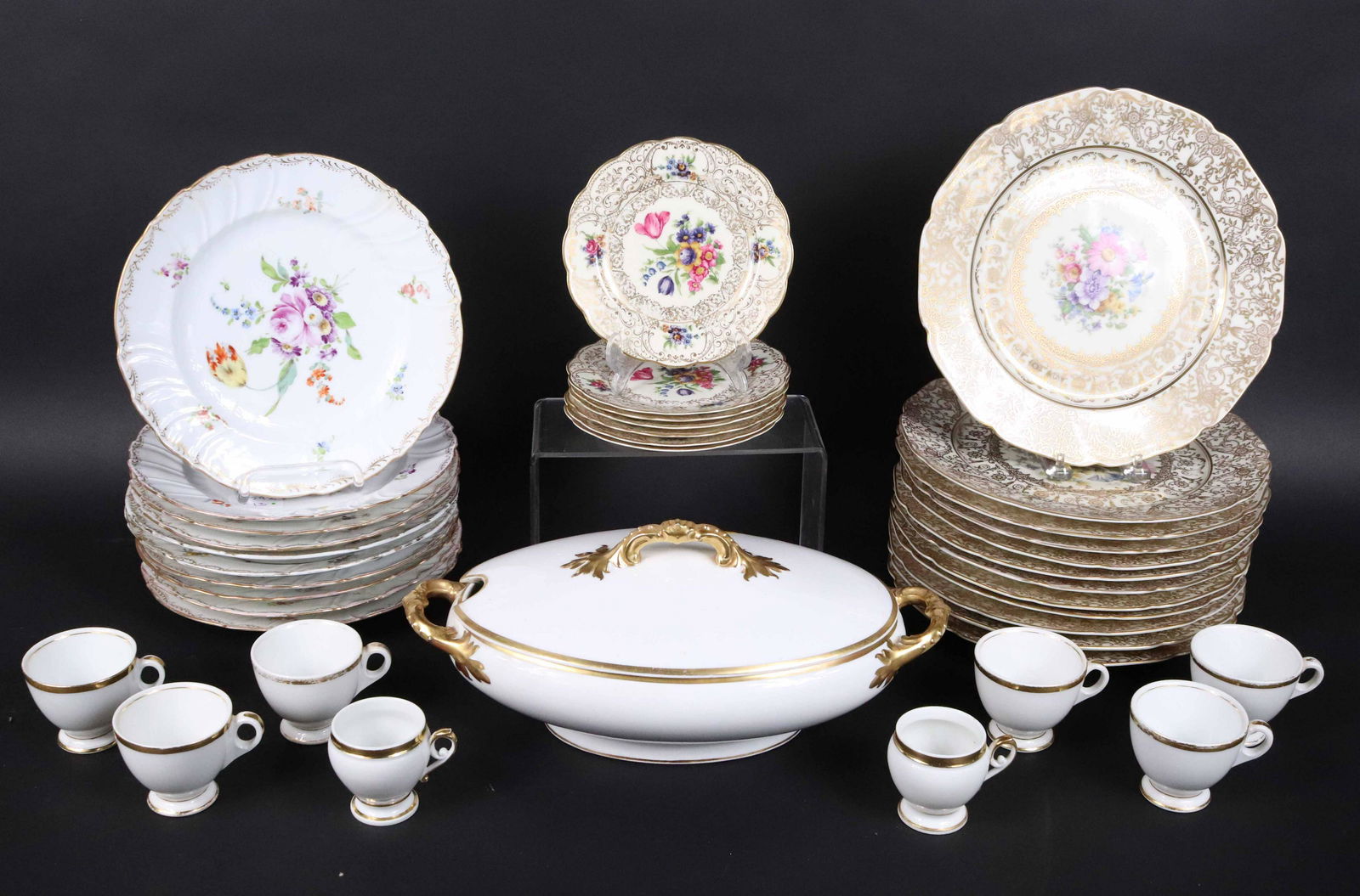 Twelve Royal Ivory Windsor Pattern Dinner Plates (1 of 19)
