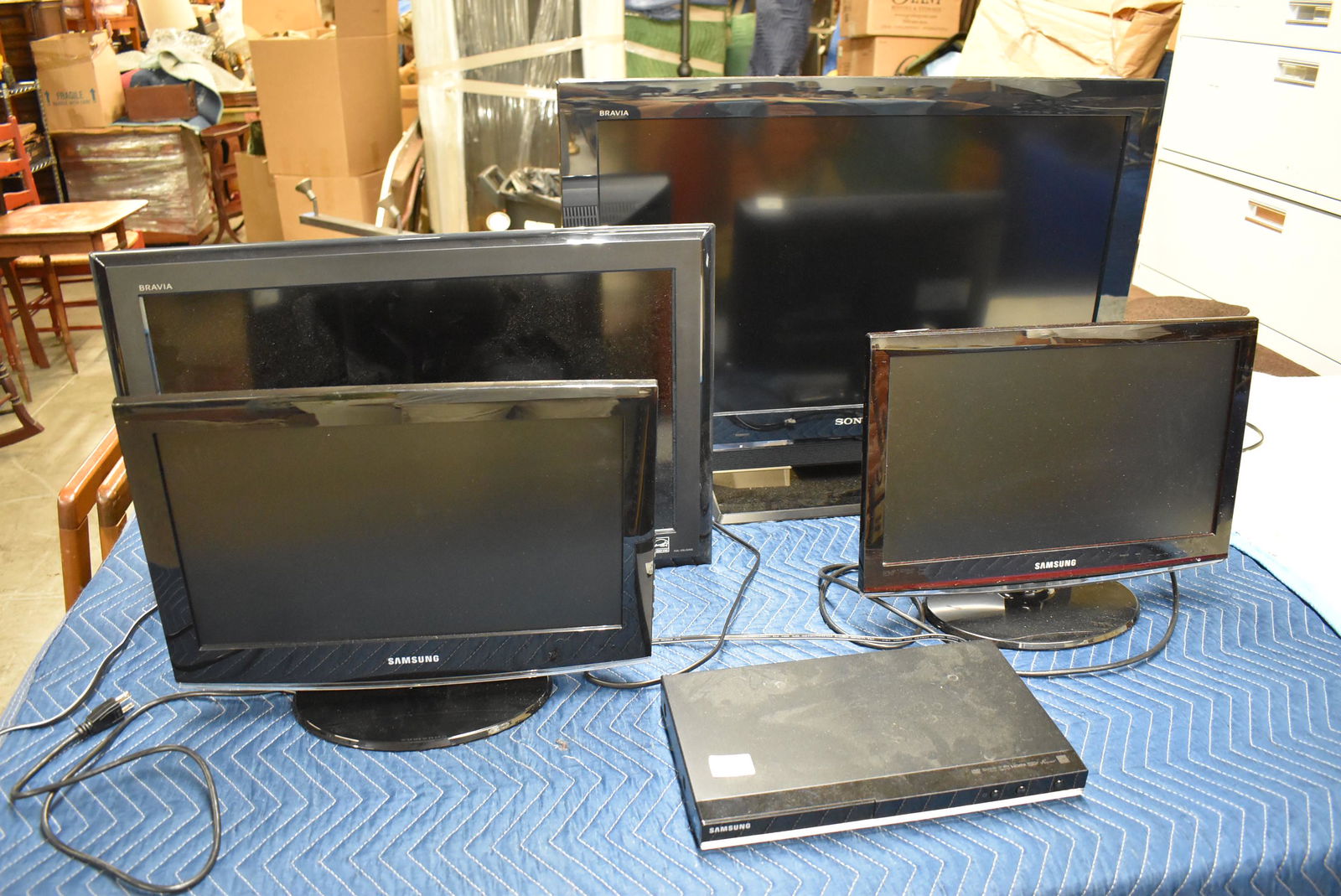 Group of Assorted Flatscreen Televisions & DVD: Group of Assorted Flatscreen Televisions & DVD 32" Sony Bravia 2009 Model KDL32S5100 19" Samsung 2009 Model LN19B360C5D 19" Samsung 2010 Model LN19C450E1D 26" Sony Bravia Model KDL26L5000 All tvs are