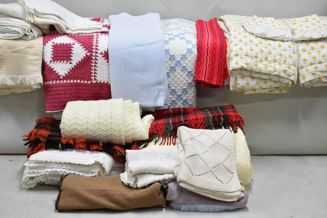 Group of Country Comforters, Quilts and Bedding (1 of 12)