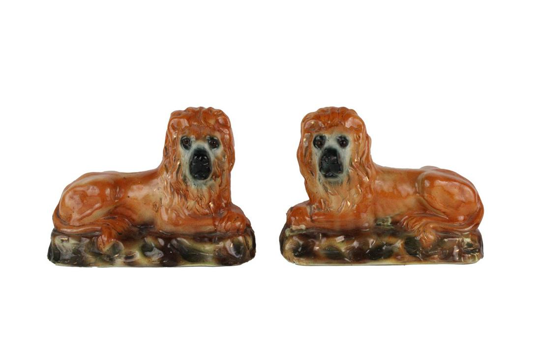 Pair of Staffordshire Porcelain Lions (1 of 16)