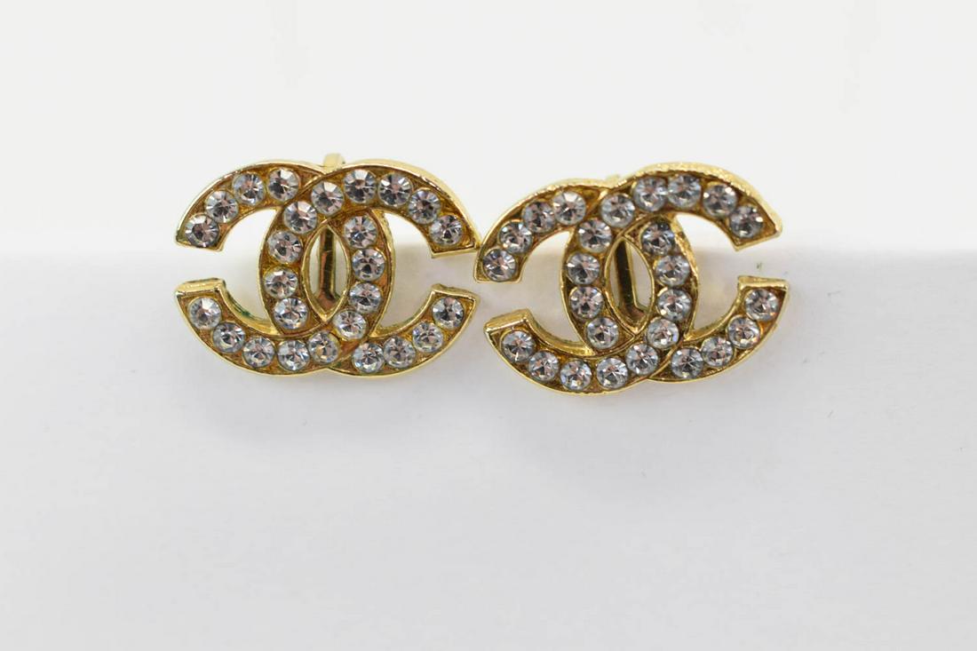 Vintage Unmarked Pair of Chanel Style Ear Clips: Vintage Unmarked Pair of Chanel Style Ear Clips, gold tone and crystal intertwined C logo, one back clip possibly needs adjustment Used condition Each 5/8"h x 7/8"w