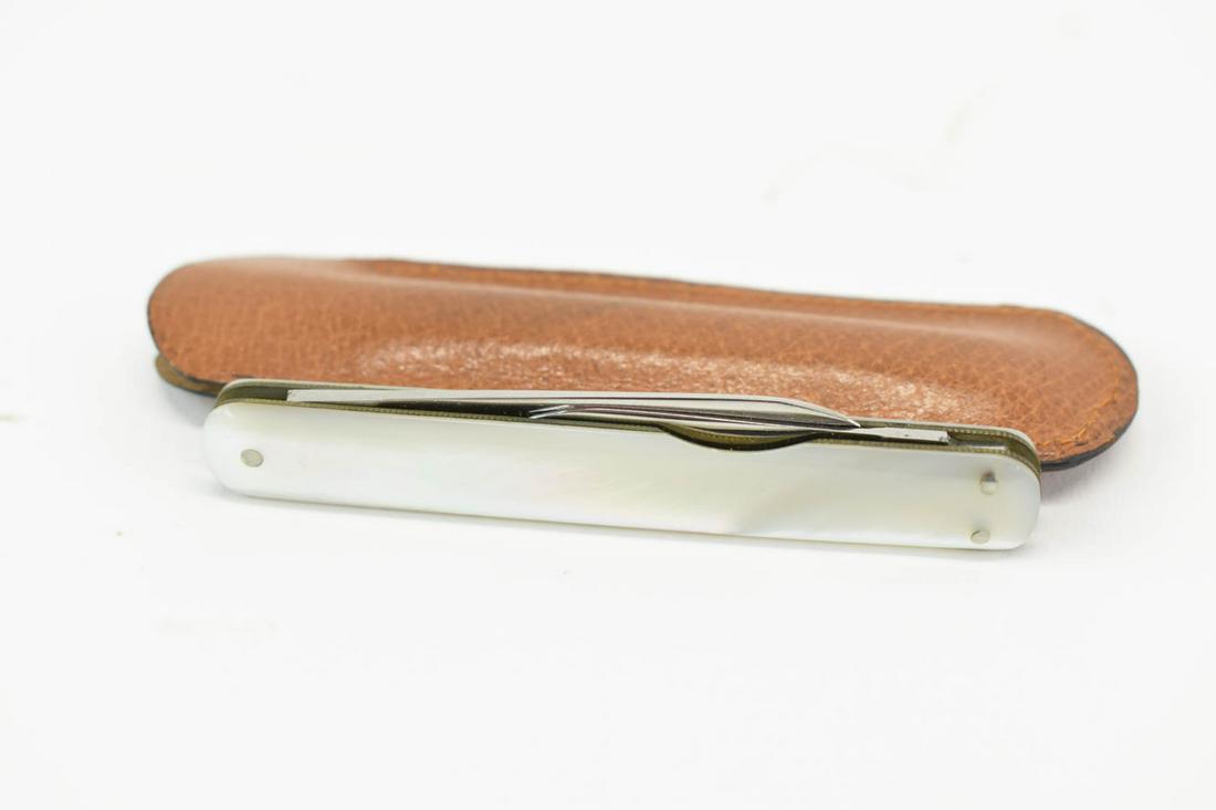 Mother-of-Pearl Mounted Pen Knife Pigskin Holder: Mother-of-Pearl Mounted Pen Knife Pigskin Holder Good used condition 3"l