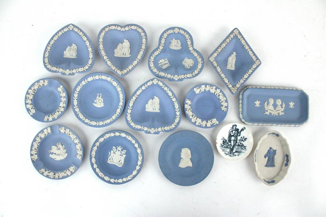 Thirteen Wedgwood Jasperware Small Dishes (1 of 18)