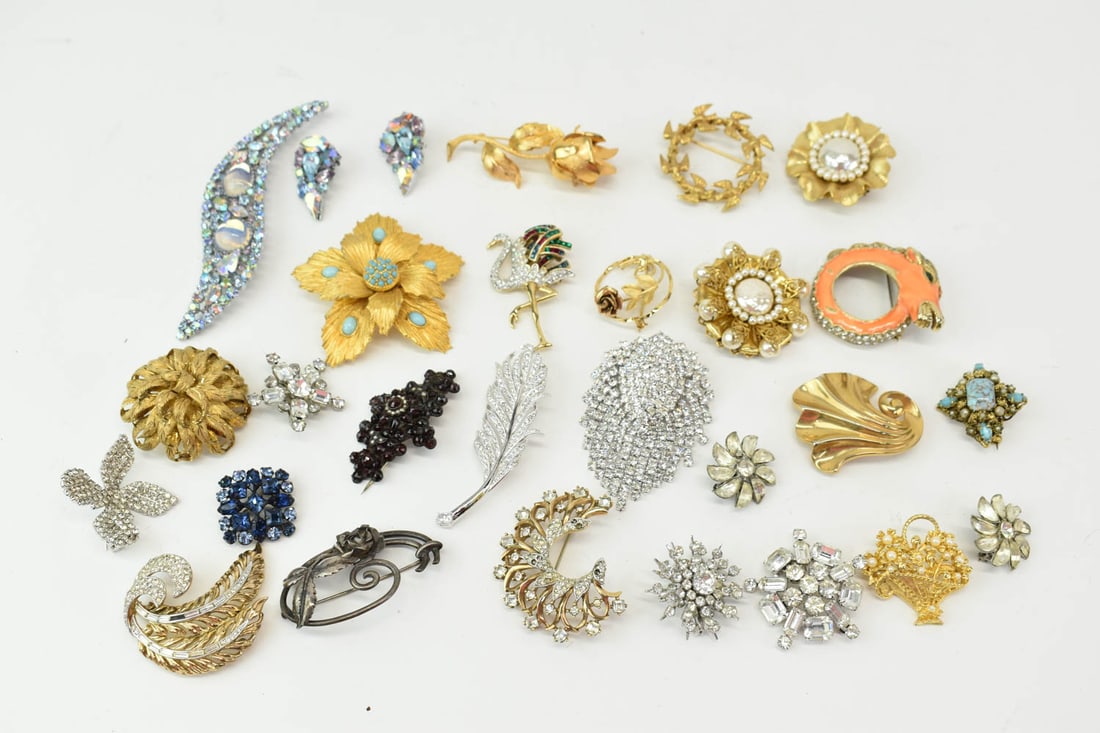 Group of Assorted Ladies Costume Brooches (1 of 17)