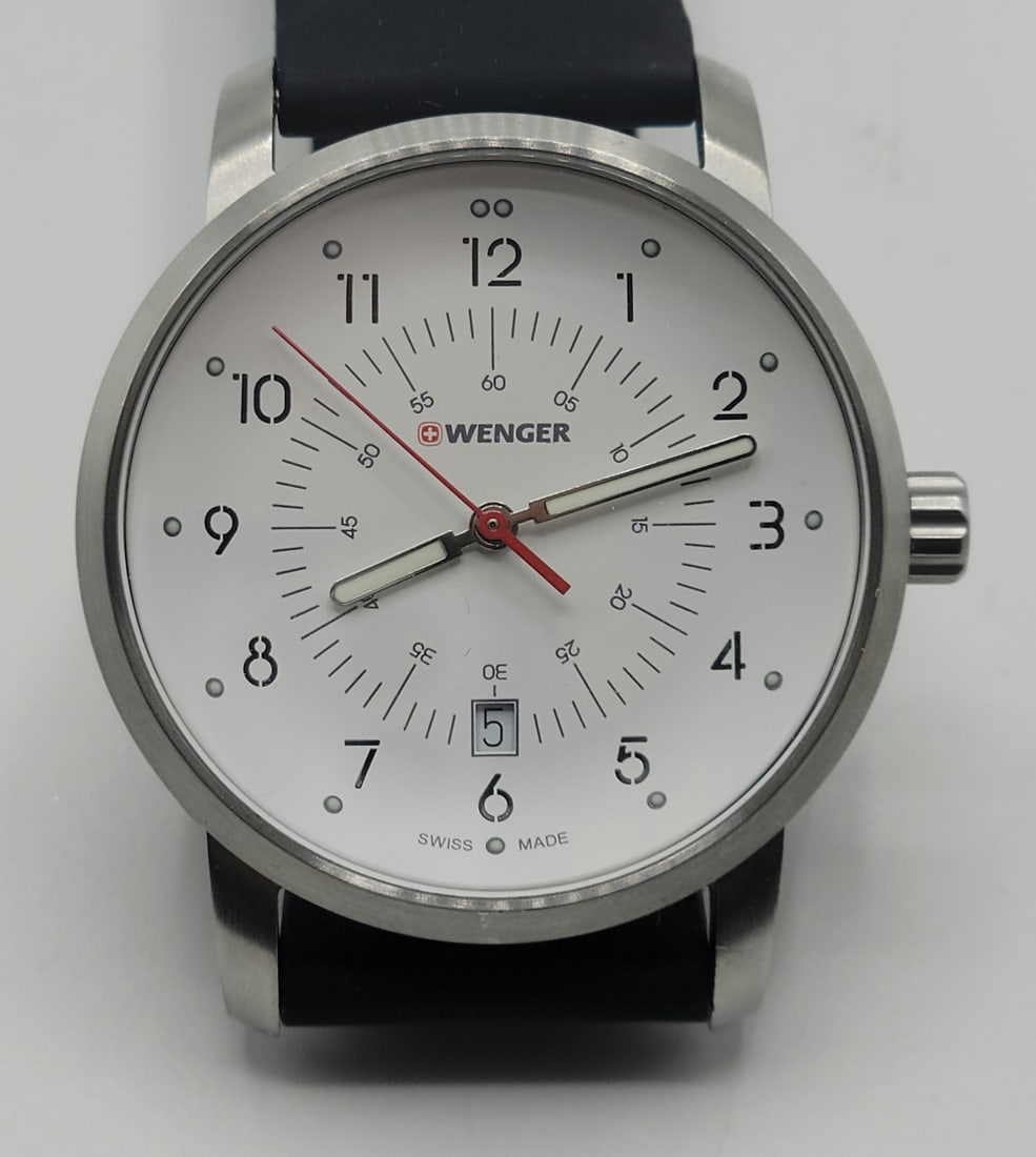 Pre-Owned Wenger Avenue Men's Quartz Watch 42mm: Pre-Owned Wenger Avenue Mens Quartz Watch 42mm in overall good condition. Wear/worn/light scratches. Currently in working order and is keeping time. Unknown battery History. approx. 42M case diameter.