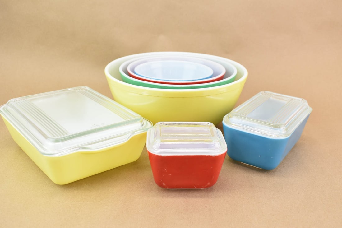 Pyrex Graduated Set of Multi-Color Mixing Bowls (1 of 11)
