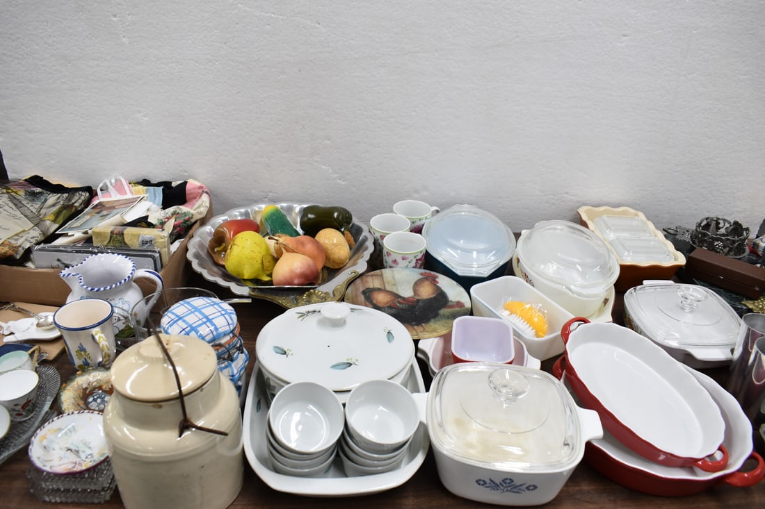 Large Group of Assorted Kitchenware Articles (1 of 10)