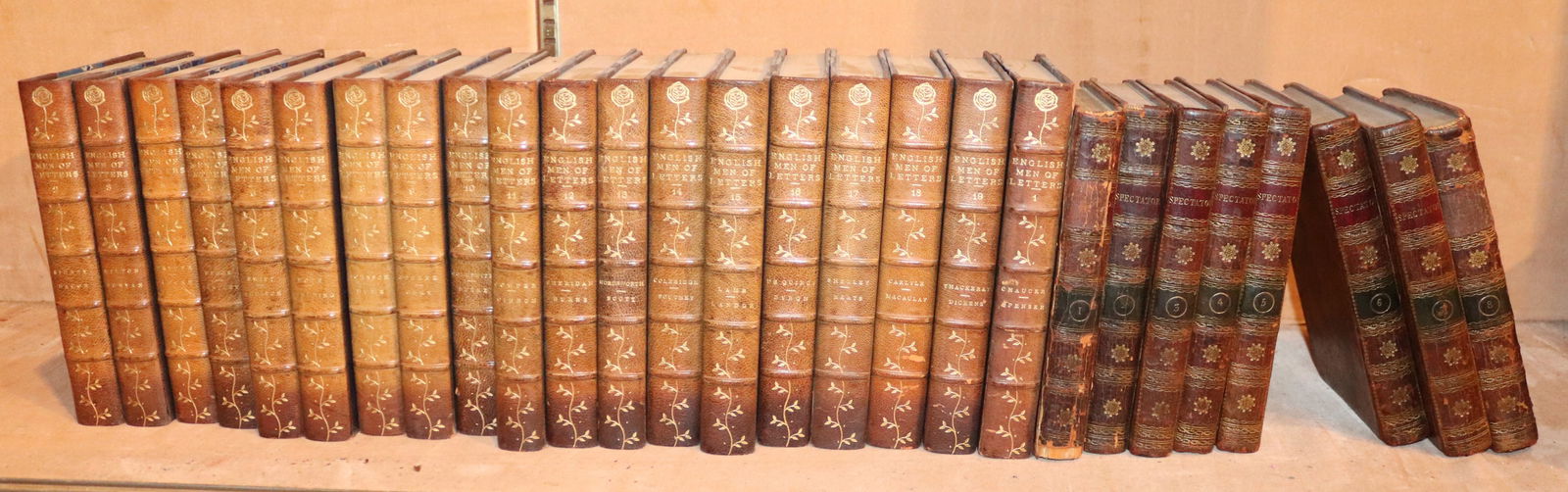 19 Volumes of "English Men of Letters": Edited by John Morley, Macmillan & Company, Limited, London, 1904. Together with 8 volumes of "The Spectator" printed by David Diben, Glasgow, 1791. 27 pieces Losses, wear, books not guaranteed to be