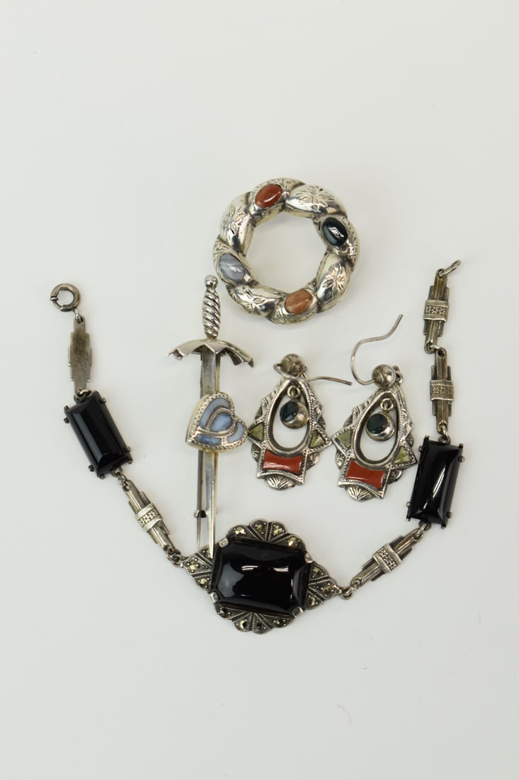 Pair of Scottish Silver Agate Pendant Earrings (1 of 14)