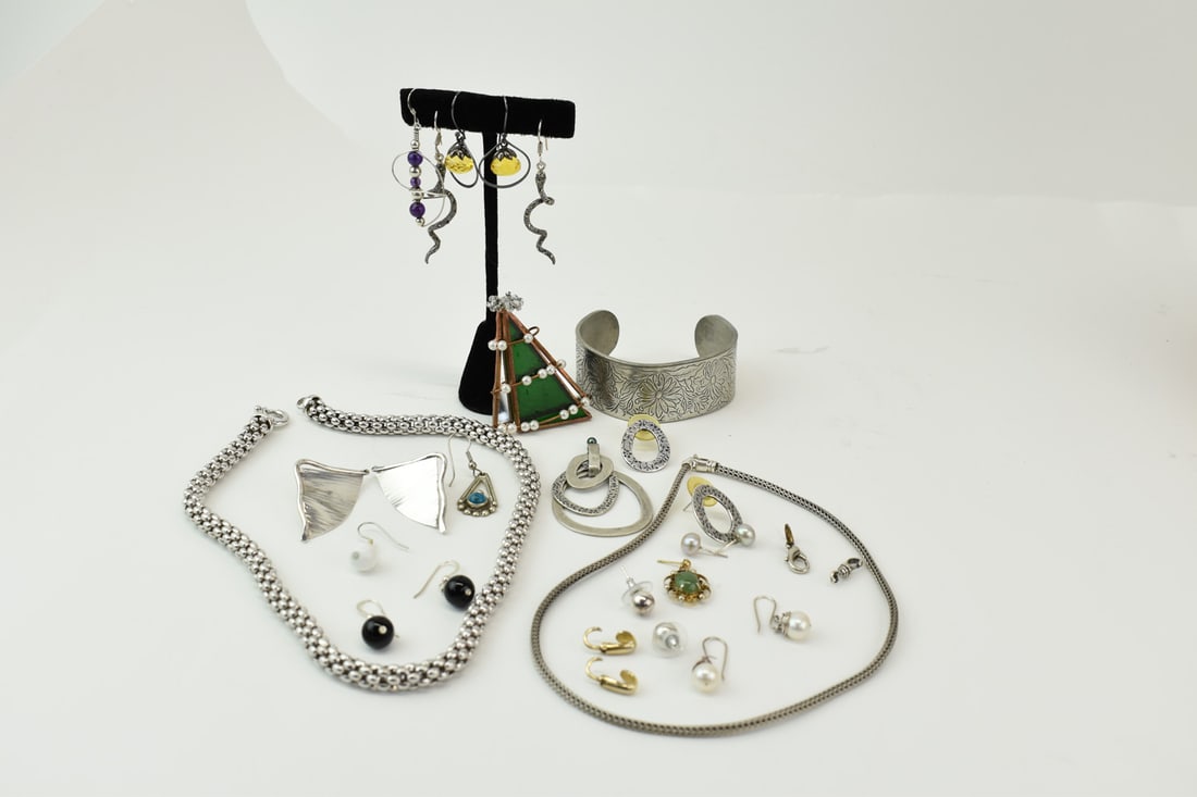 Group of Assorted Ladies' Costume Jewelry (1 of 13)