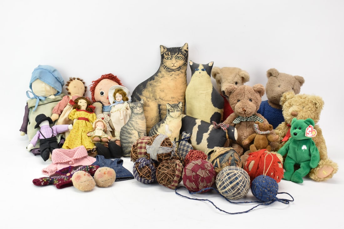 Group of Assorted Stuffed Animals & Dolls (1 of 6)