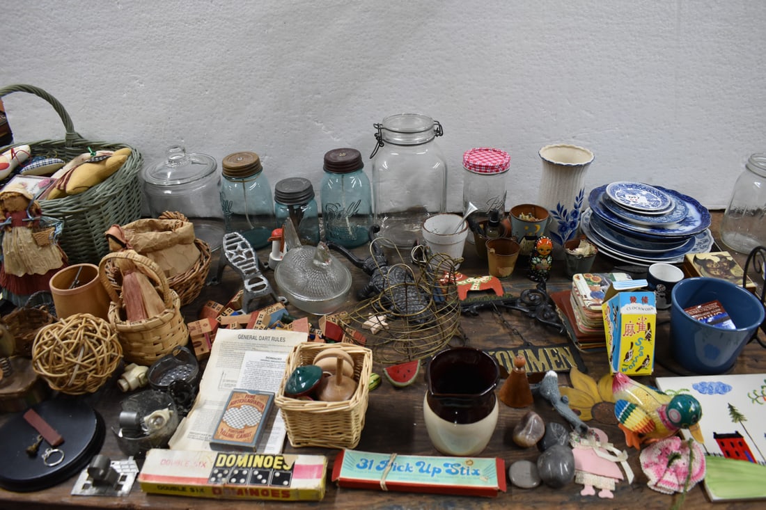 Group of Assorted Table Articles (1 of 9)