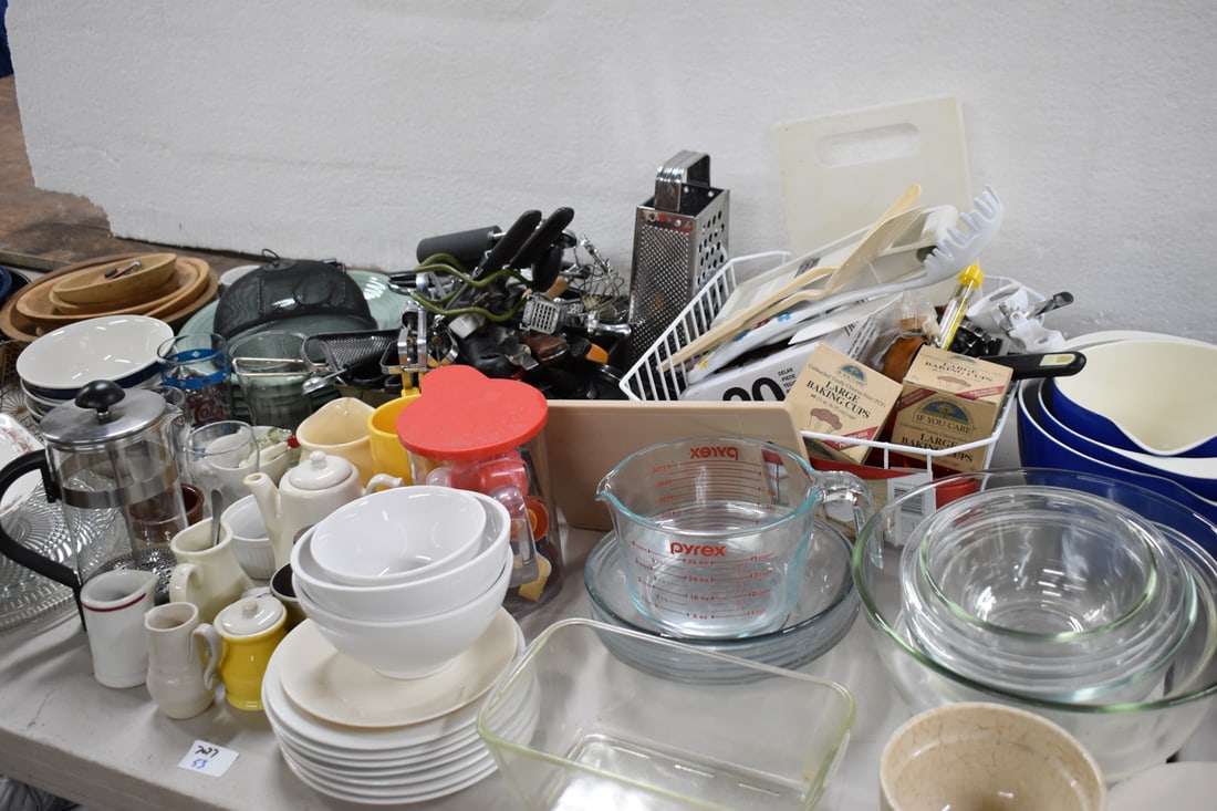 Large Group of Assorted Kitchenware (1 of 8)