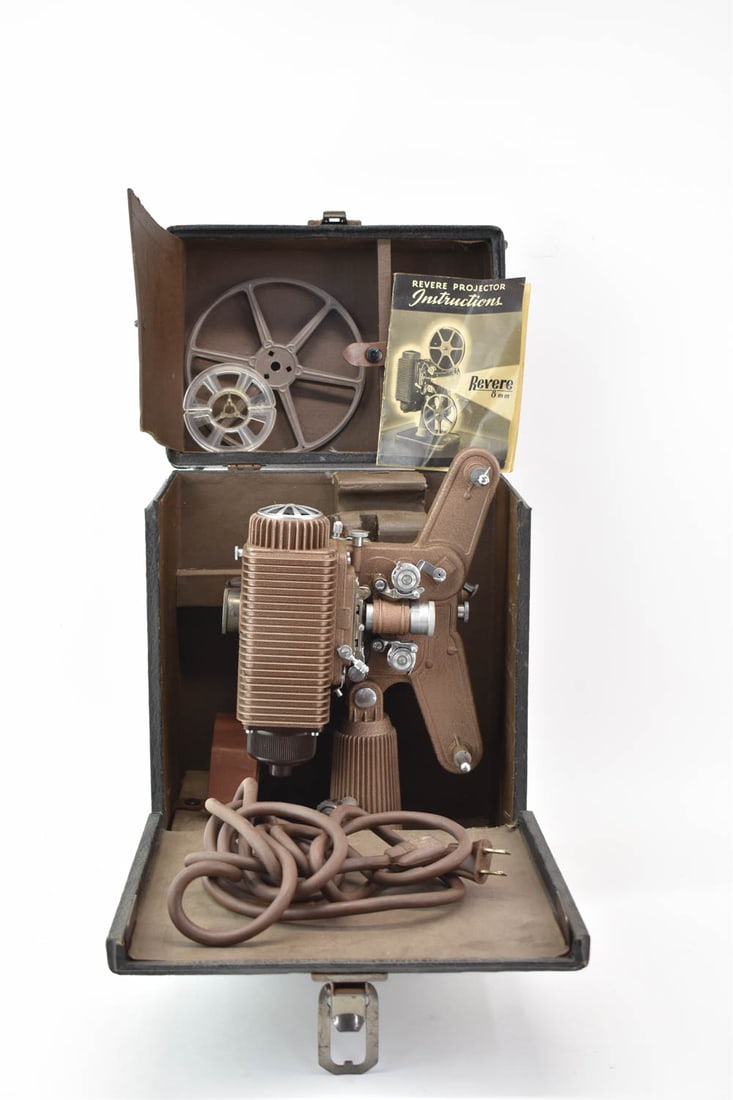 Vintage Revere DE LUXE 8mm Projector (1 of 11)