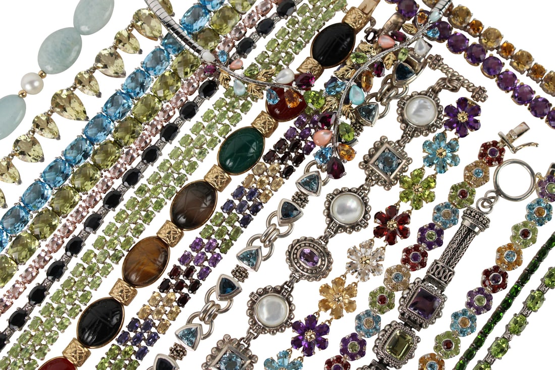 Seventeen Polychrome Fashion Bracelets (1 of 19)