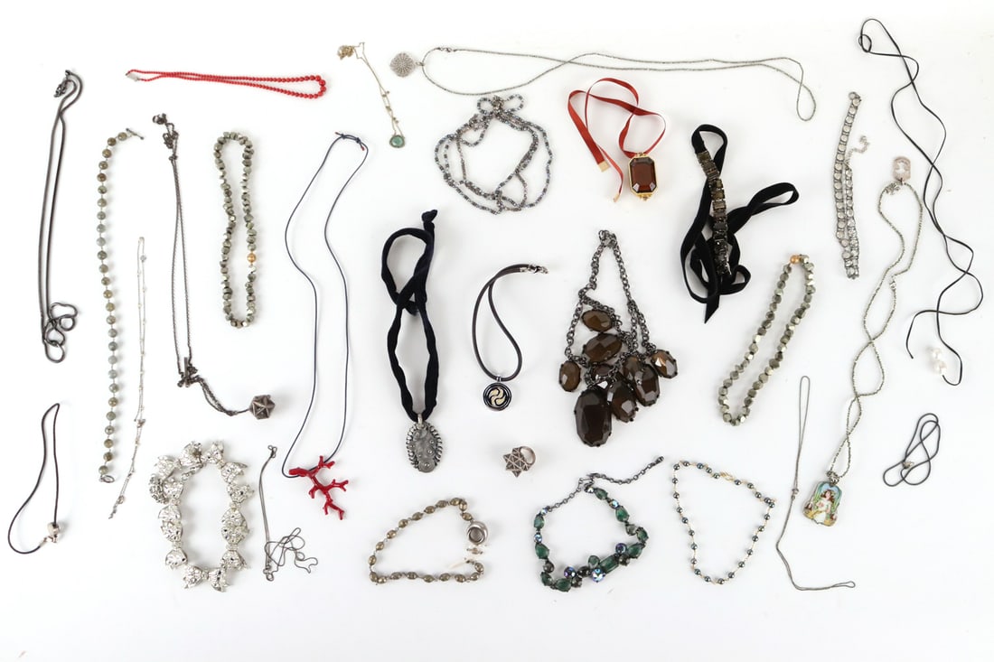 Impressive Rhinestone Bow Form Necklace (1 of 17)