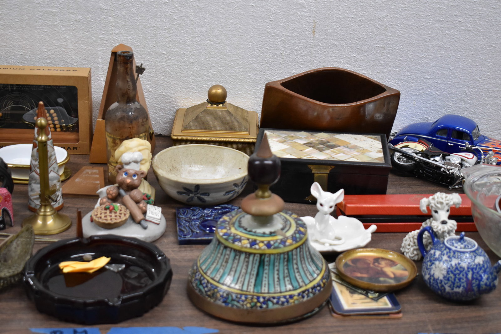 Large Group of Assorted Table Articles Surprise (1 of 10)