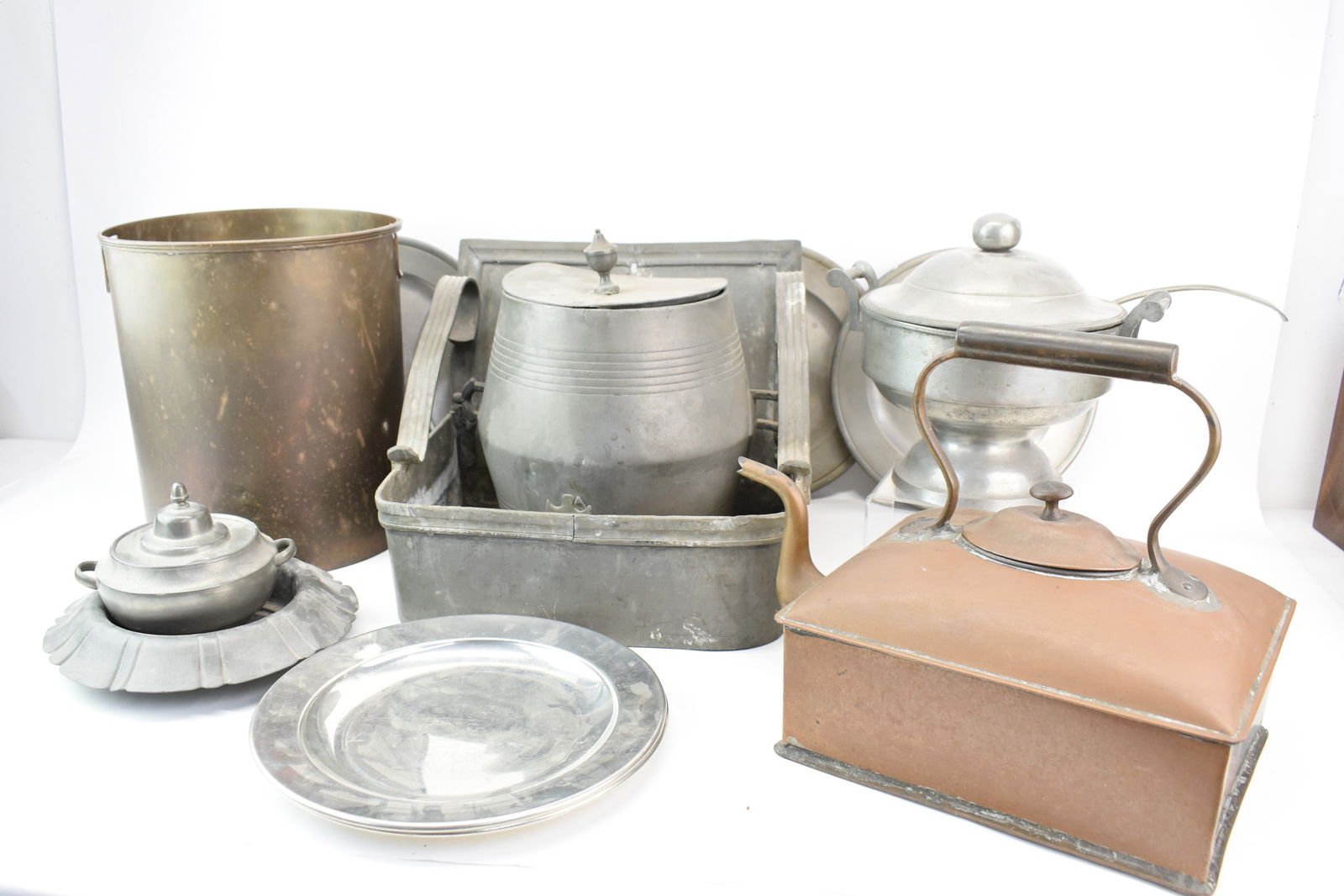 Assorted Pewter and Copper Household Articles (1 of 14)