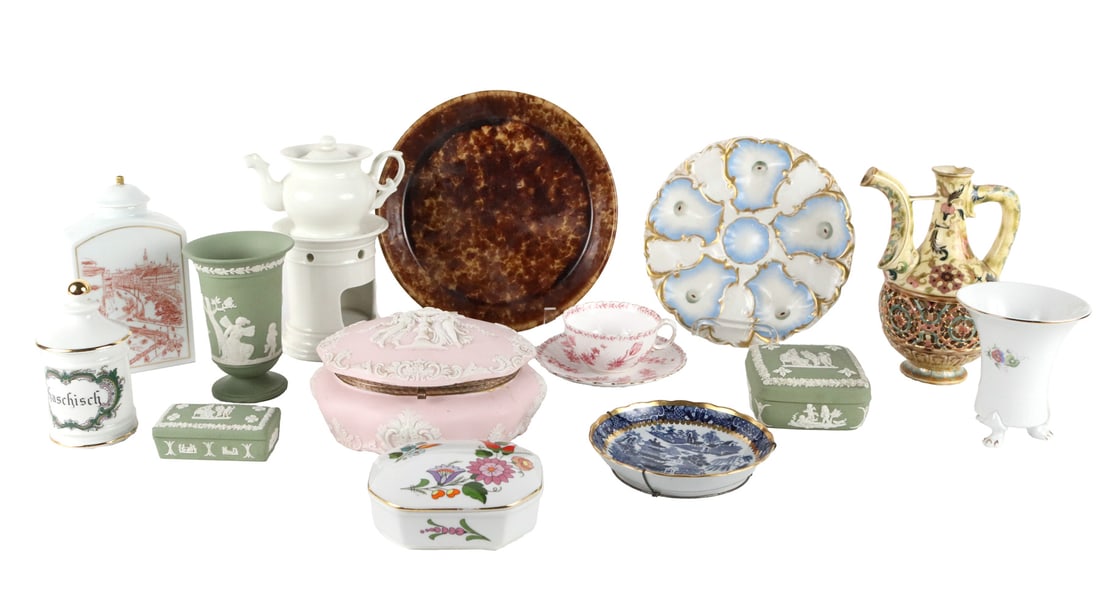 Fourteen Porcelain Table Articles (1 of 10)