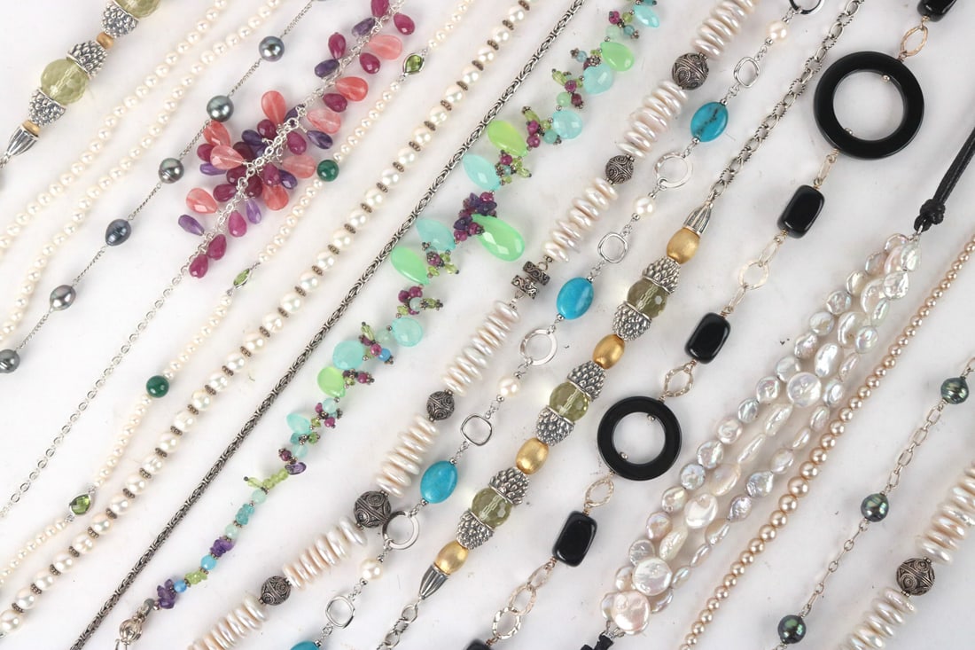 Modern Black Necklaces with Circles (1 of 13)