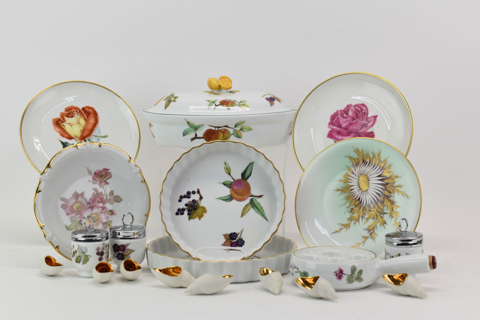 Set of 11 Royal Worcester Gold Chantilly Dinner Plates (1 of 19)