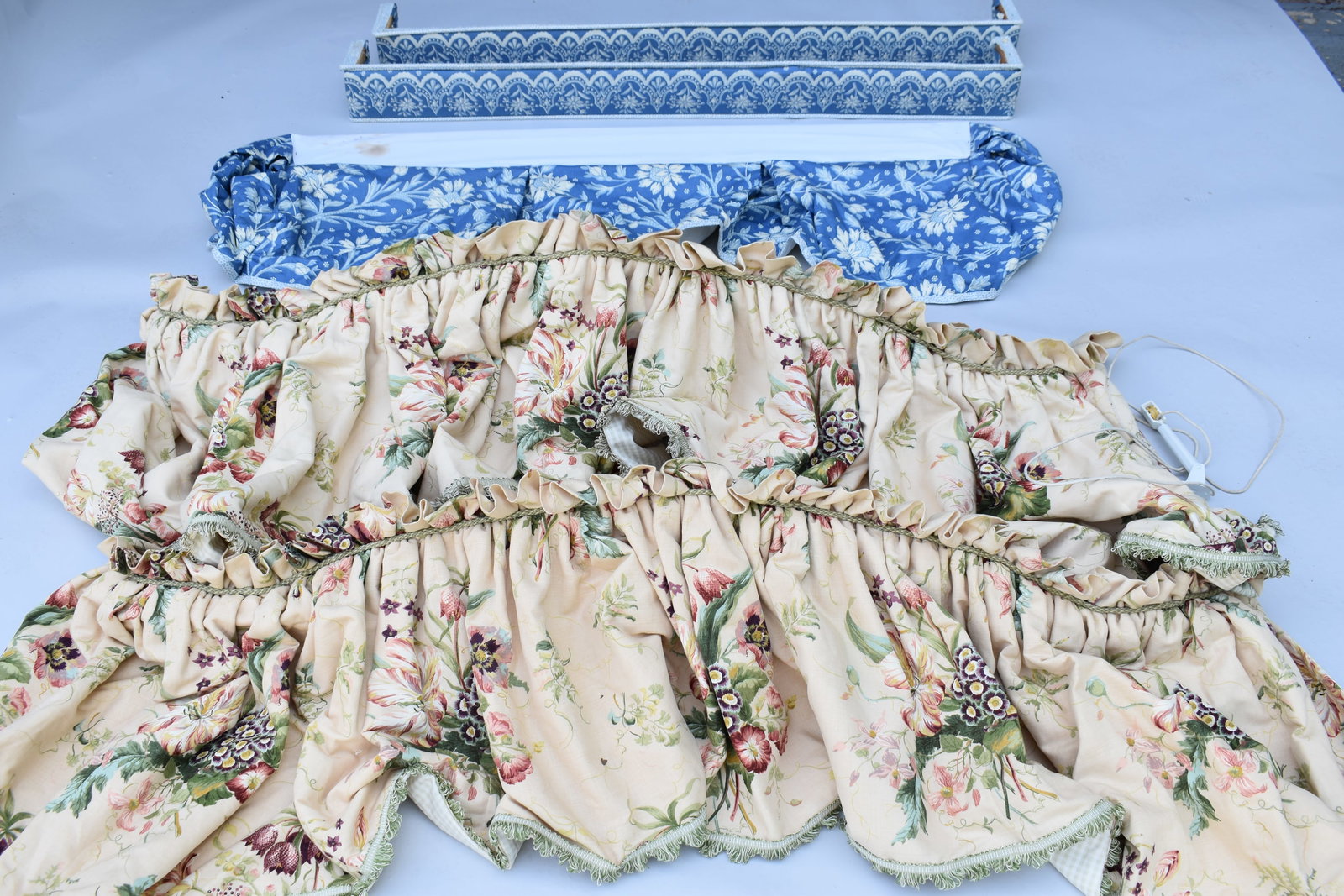 Pair of Colefax & Fowler Floral Valences: Pair of Colefax & Fowler Floral Valences Pair of Colefax & Fowler Floral Valences, contrast lined , interlined , Norbar lining and Lee Jofa. Used condition, 54" wide. Together with 2 blue and whi