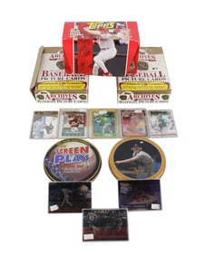 Large Group of Assorted Baseball Cards