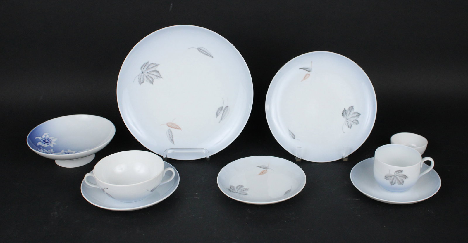 Bing and Grundahl Blue "Falling Leaves" Partial Dinner Service (1 of 12)