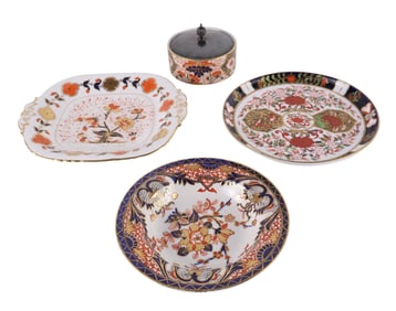 Imari-Palette Covered Porcelain Box