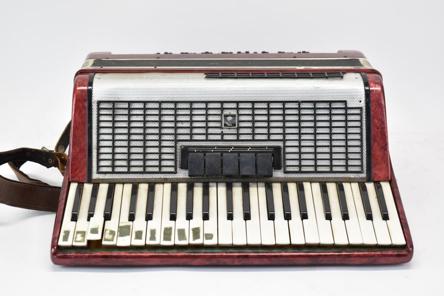 Vintage Italian 6 Course 5 Voice Accordion: Vintage Italian 6 Course 5 Voice Accordion. Used condition, wear, worn, missing pieces, losses, in need of repair. Case size 9 3/4" tall x 20 1/2"