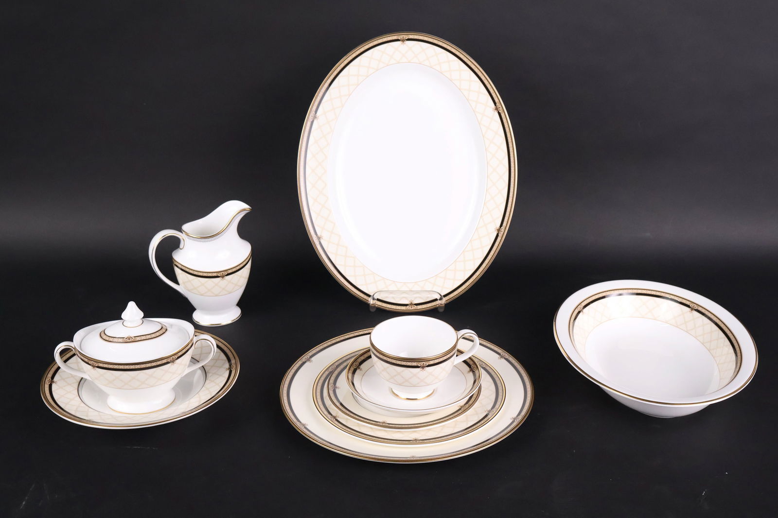 Royal Doulton "Baroness" Porcelain Dinner Service (1 of 8)