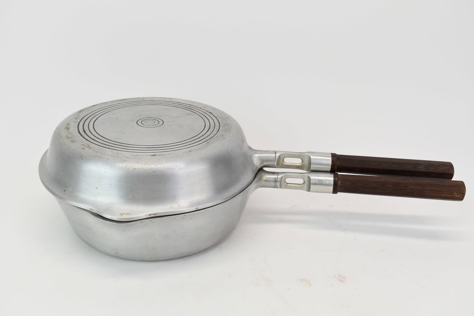 Vintage Wagner Ware Sidney O Combination Chicken Fryer: Vintage Wagner Ware Sidney O Combination Chicken FryerVintage Wagner Ware Sidney O Combination Chicken Fryer 580. Used condition, wear, worn, 5 1/4" tall x 11" x 20"5 1/4 x 11 x 20 in.