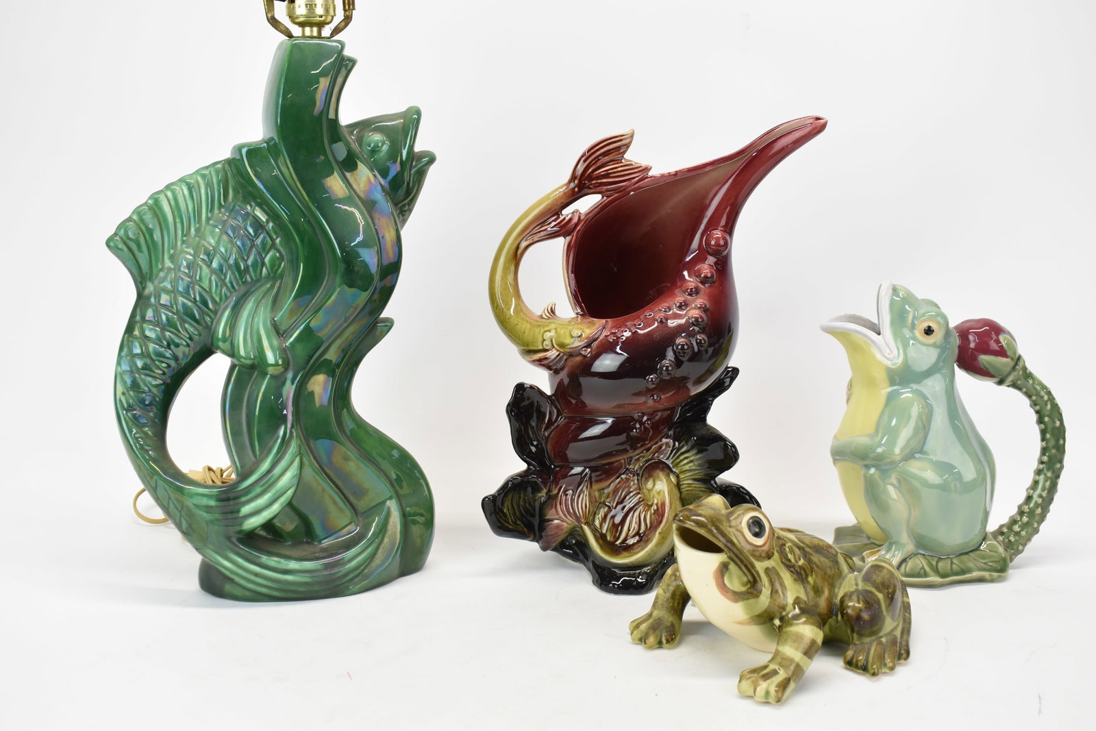 Vintage Hulls Snail and Fish Vase: Vintage Hulls Snail and Fish VaseVintage Hulls Snail and Fish Vase. Together with frog figural pitcher and art pottery frog. Also fish form table lamp. Used condition, wear, worn, chips to Hull vase.