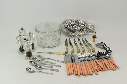 Group of Assorted Kitchen Articles