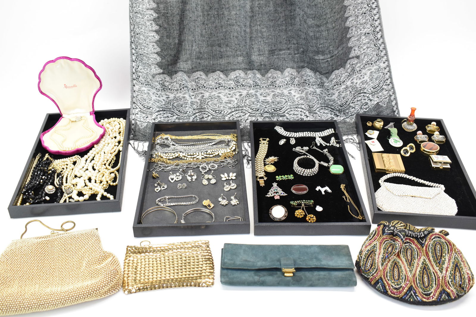 Group of Assorted Ladies Costume Jewelry (1 of 18)