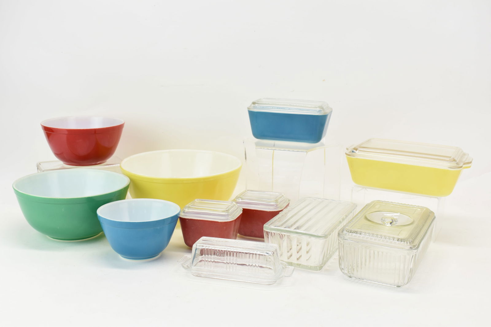 Vintage Group of 4 Assorted Pyrex Mixing Bowls: Vintage Group of 4 Assorted Pyrex Mixing BowlsVintage Group of 4 Assorted Pyrex Mixing Bowls. Together with four colored Pyrex oven refrigerator dishes, two colorless glass refrigerator covered dishes