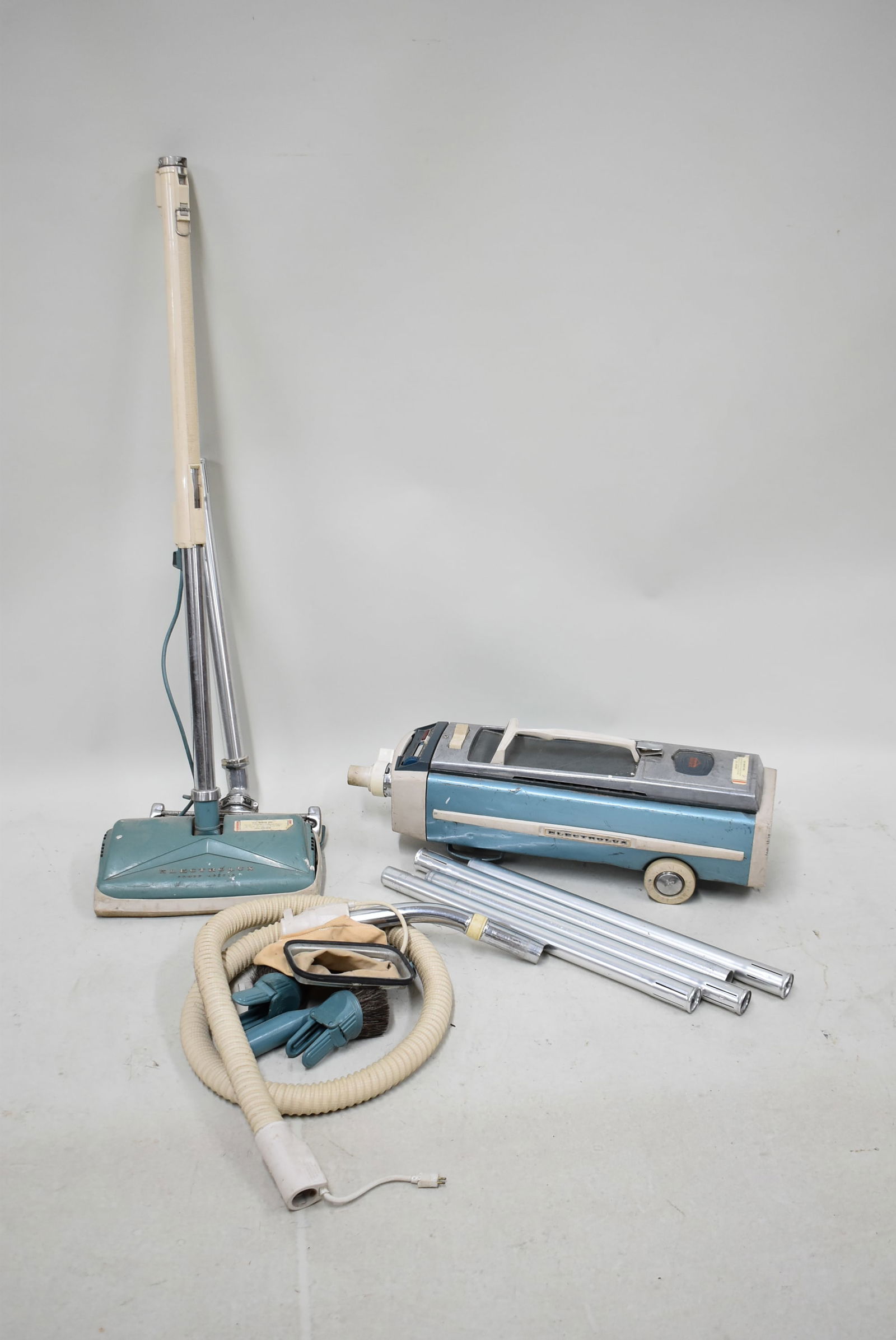 Vintage Electrolux Model 1205 Vacuum Cleaner (1 of 6)