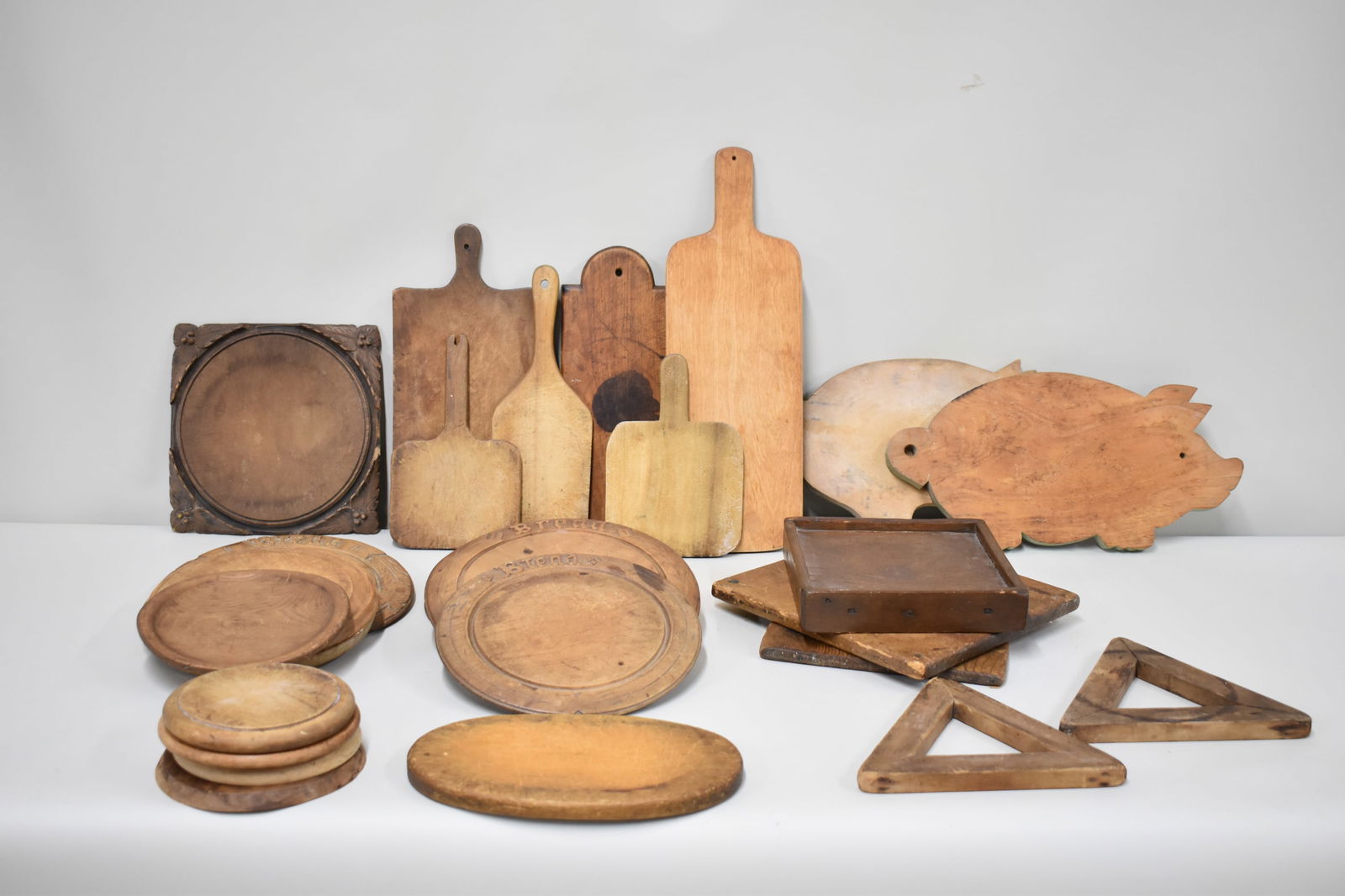 Vintage Group of 25 Assorted Cutting Boards: Vintage Group of 25 Assorted Cutting BoardsVintage Group of Assorted 25 Cutting Boards of assorted sizes and shapes. Together with wooden trivets.
