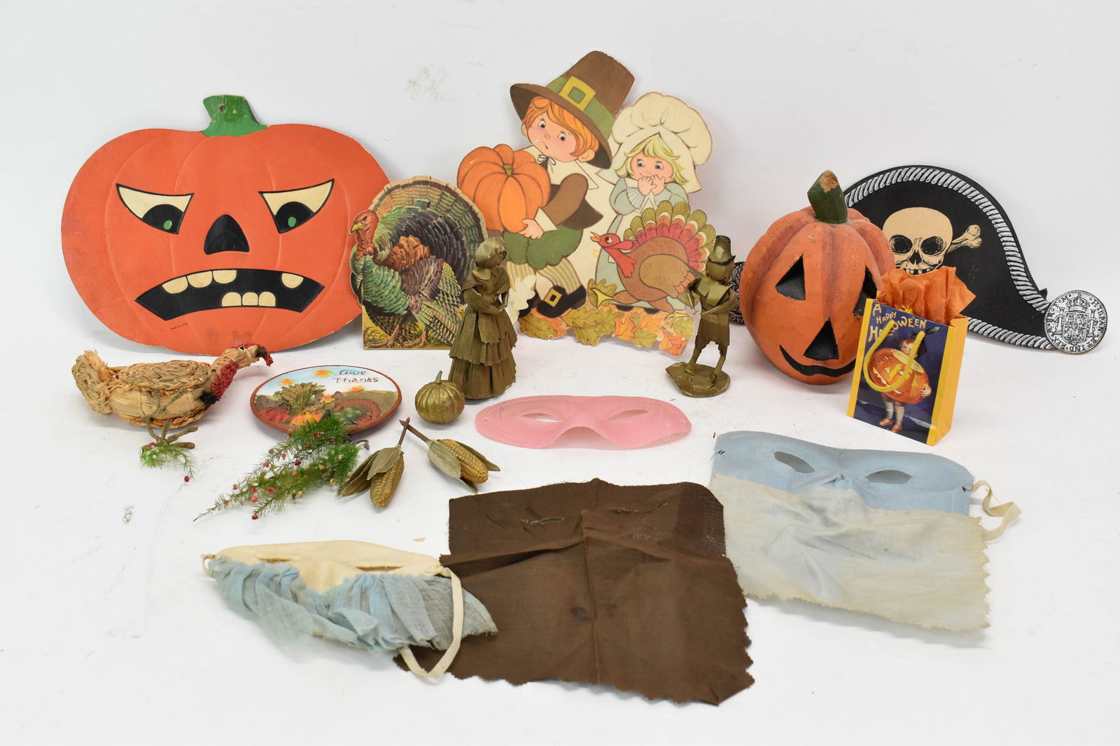 Vintage Group of Assorted Halloween and Thanksgiving Articles: Vintage Group of Assorted Halloween and Thanksgiving ArticlesVintage Group of Assorted Halloween and Thanksgiving Articles. Including Paper Pumpkin, carved Pumpkin and more. Used condition