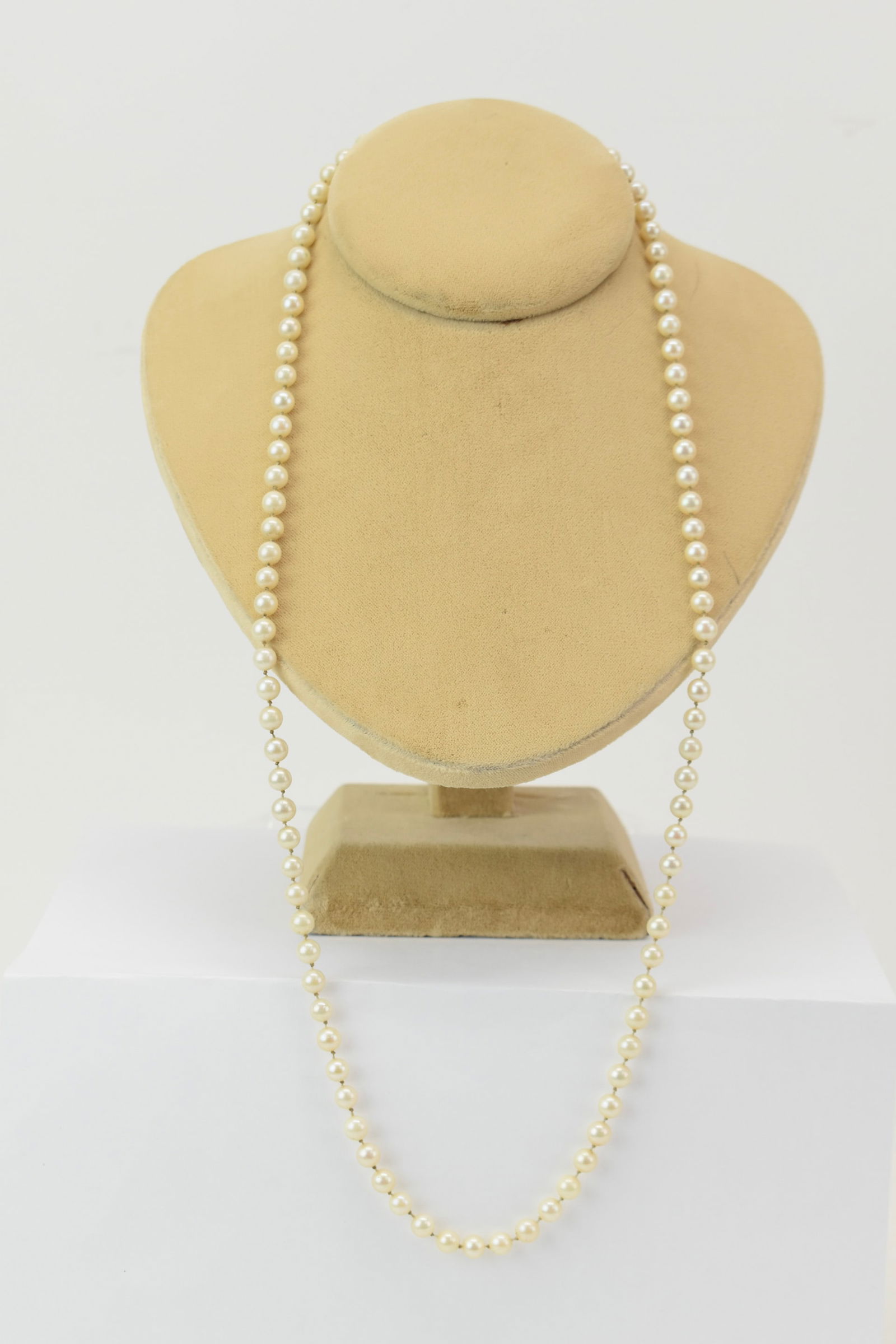 Vintage Pearl Necklace with 14k Gold Clasp: Vintage Pearl Necklace with 14k Gold ClaspVintage Pearl Necklace with 14k Gold Clasp. Used condition, overall length approximately 27"