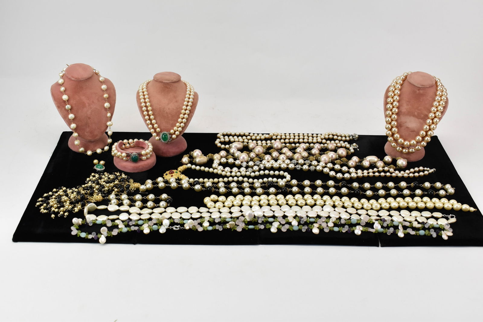 Group of Assorted Ladies Faux Pearl Necklaces: Group of Assorted Ladies Faux Pearl Necklaces Group of Assorted Ladies Faux Pearl Necklaces. Used condition