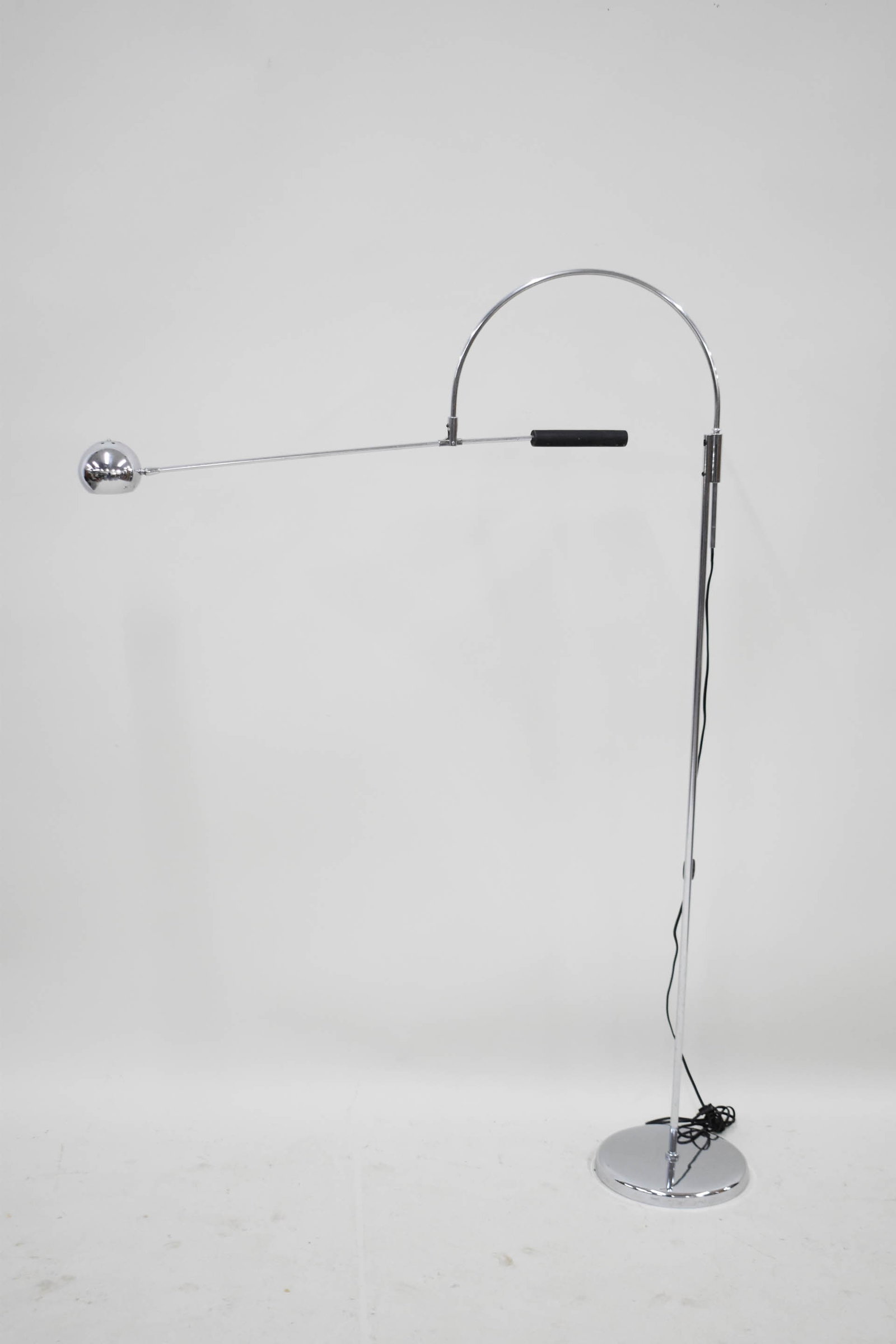 Robert Sonneman Orbiter Adjustable Chrome Floor Lamp: Robert Sonneman Orbiter Adjustable Chrome Floor LampRobert Sonneman Orbiter Adjustable Chrome Floor LampUsed condition, wear, worn. As seen: 56 1/2"h
