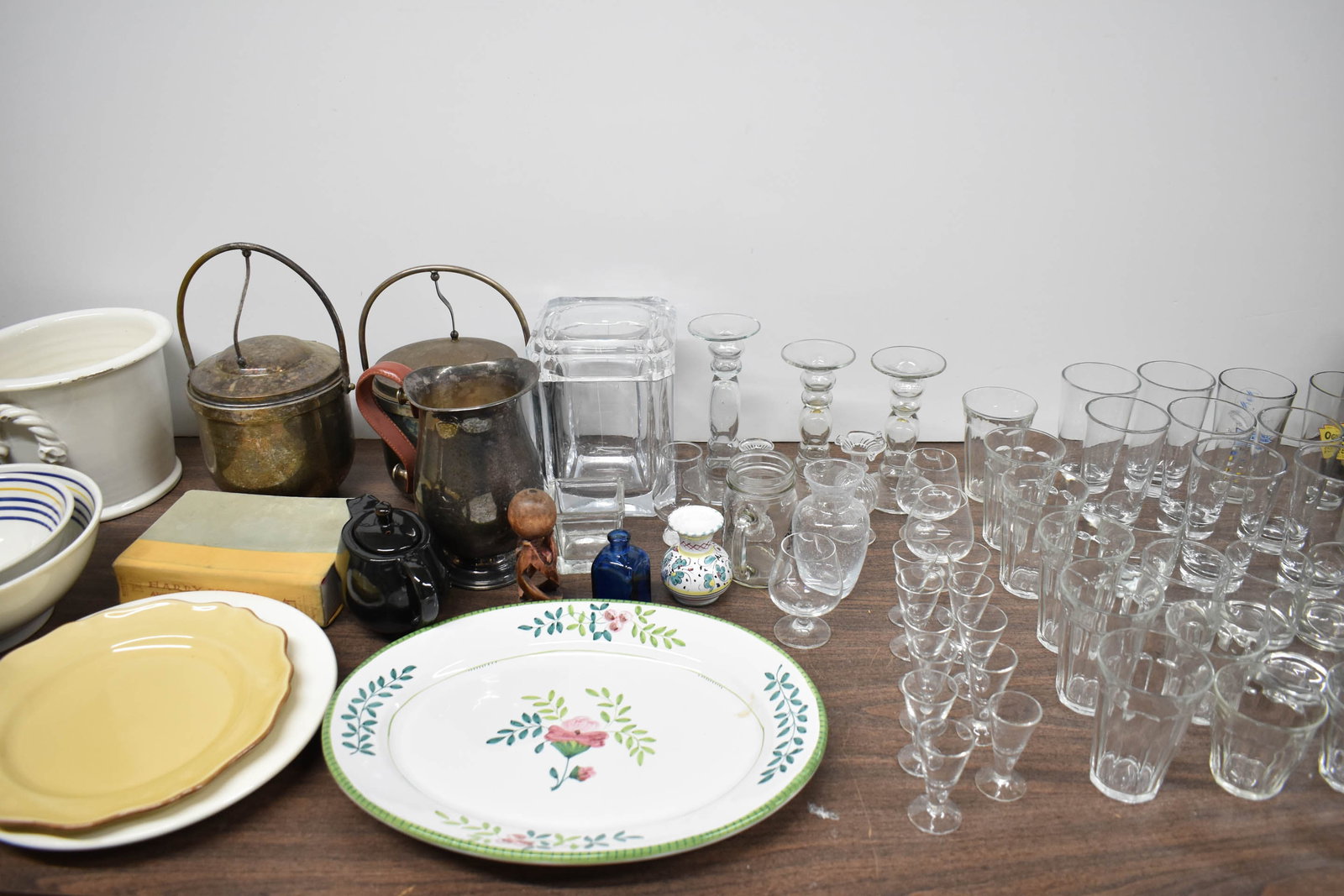 Large Group of Assorted Table Articles (1 of 15)