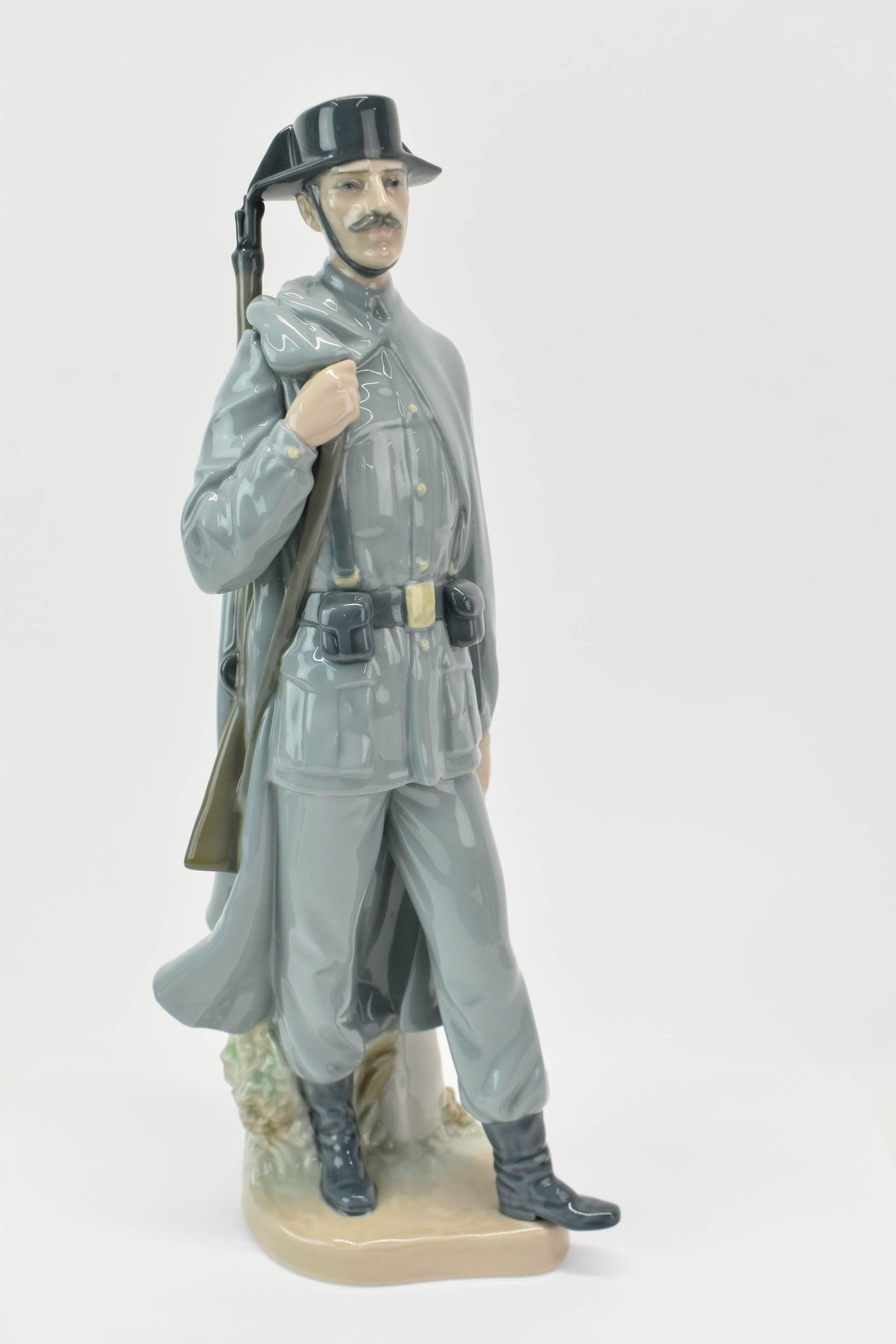 Vintage Lladro Porcelain Spanish Policeman (1 of 5)