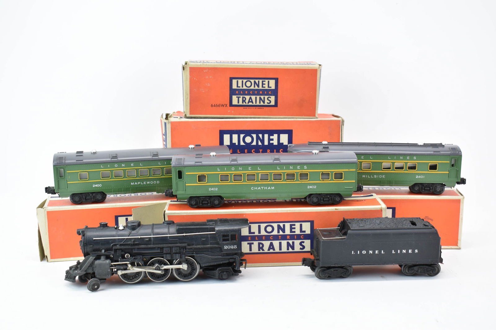 Vintage Lionel Morris Essex Line Train Set: Vintage Lionel Morris Essex Line Train Set Vintage Lionel Morris Essex Line Train Set. Comprising Locomotive 2025 with Smoke Chamber, 6466WX Whistle Tender, 2402 Chatham Illuminated Pullman Car, 2400